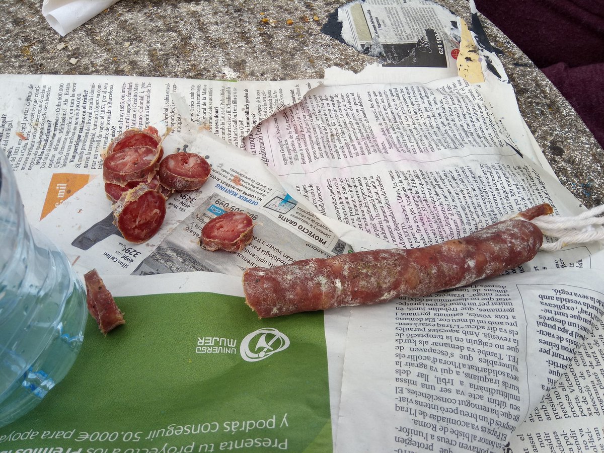 mateos_josep's tweet image. Estrenem el primer fuet fet a casa. Amb la inmensa ajuda de "munpare". Boooo!!!!
#vidarural #porcus #autosuficiencia