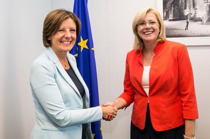 CorinaCretuEU's tweet image. Very happy that Malu Dreyer won the regional elections in Rhineland-Palatinate today. I know how determined she is in reducing social inequalities and consolidating cohesion. I can only hope that others around #EU and #RO will follow her model.
Viel Glück!