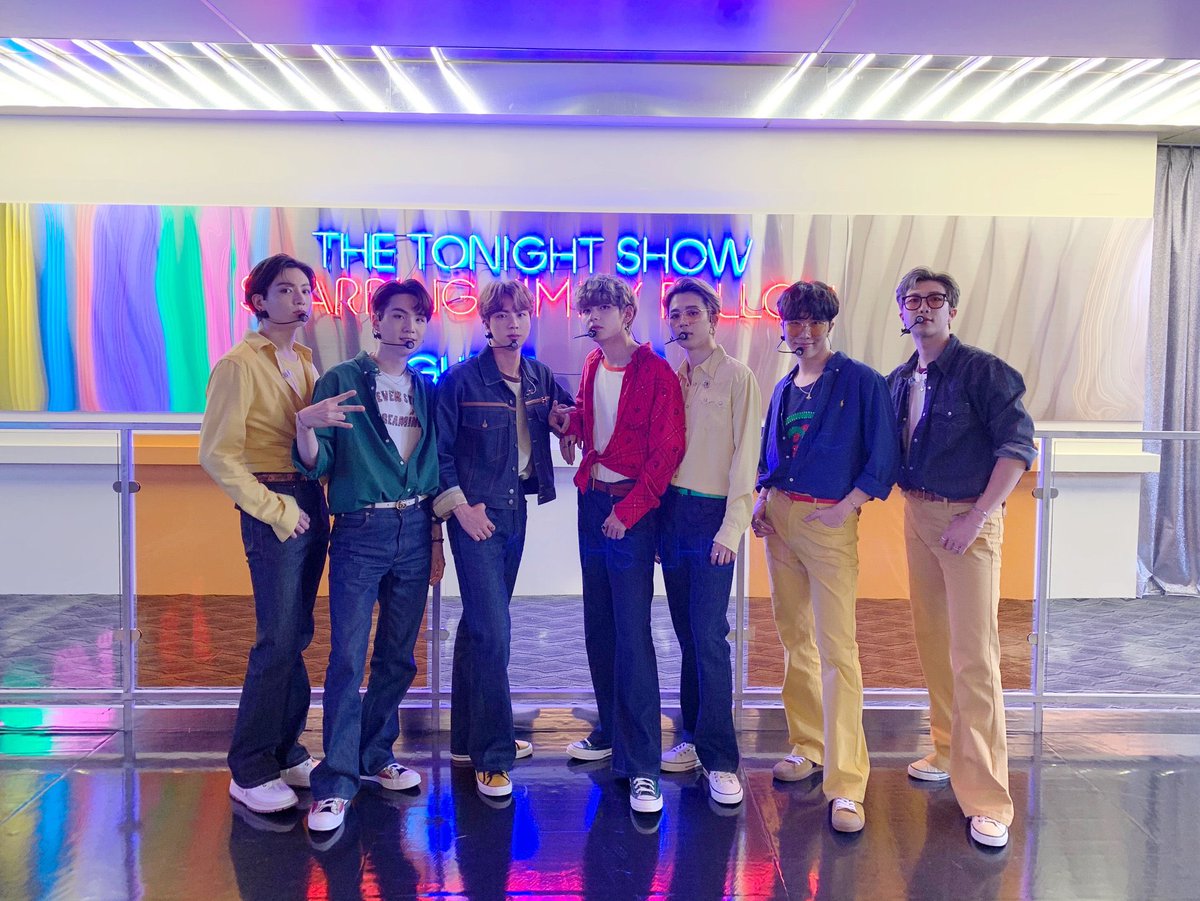 saladdayi's tweet photo. 🙌🙌🙌 #LightItUpBTS https://t.co/1g2Ra9OGGU