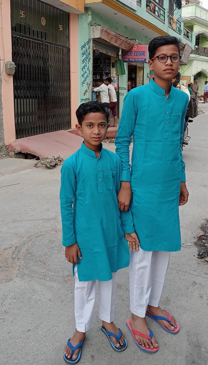 sristimishrasri's tweet image. हम संग - संग,
देखो एक रंग.....
#streetphoto #photography #samecolour
#copy #Sristiclicks
@tripsashu