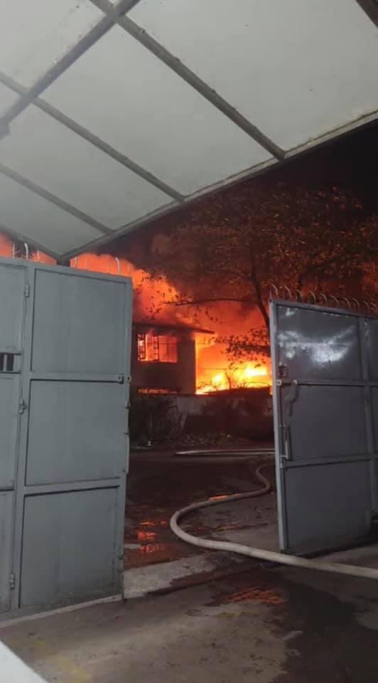 Chitsoneuk's tweet photo. Fire in HlaingTharYar industrial zone. 
Military set fire in the city after they announced martial law. No firefighters and noone can help because of curfew.There is still massive shooting in HlaingTharYar Just like a slaughter ground . 😭🚨
#Mar15Coup
#WhatsHappeningInMyanmar https://t.co/Q4HmVpLJKw