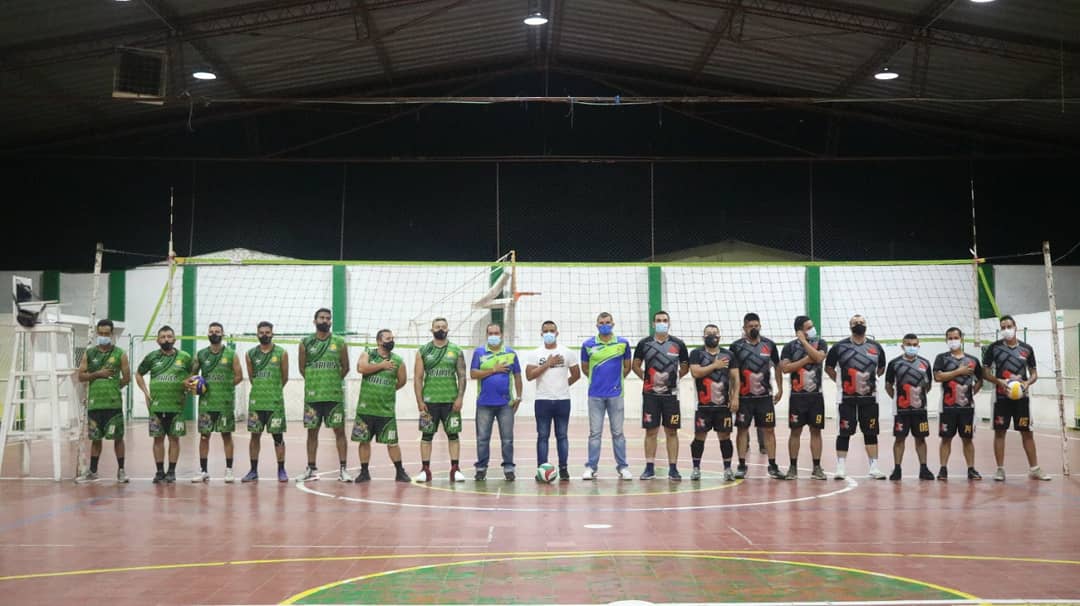 SanVicenteCh's tweet image. En #SanVicenteDeChucurí final del 1er TORNEO MUNICIPAL DE VOLEIBOL: #ElMocho, campeón/#Animetech, subcampeón/#SurticeramicasElTébol, tercero. Trofeos-efectivo. Con #IMERDES/#PortoDiModas- #CompraDeCacaoElTrébol. #SanVicenteTieneFuturo. #OscarRodríguezAlcalde.