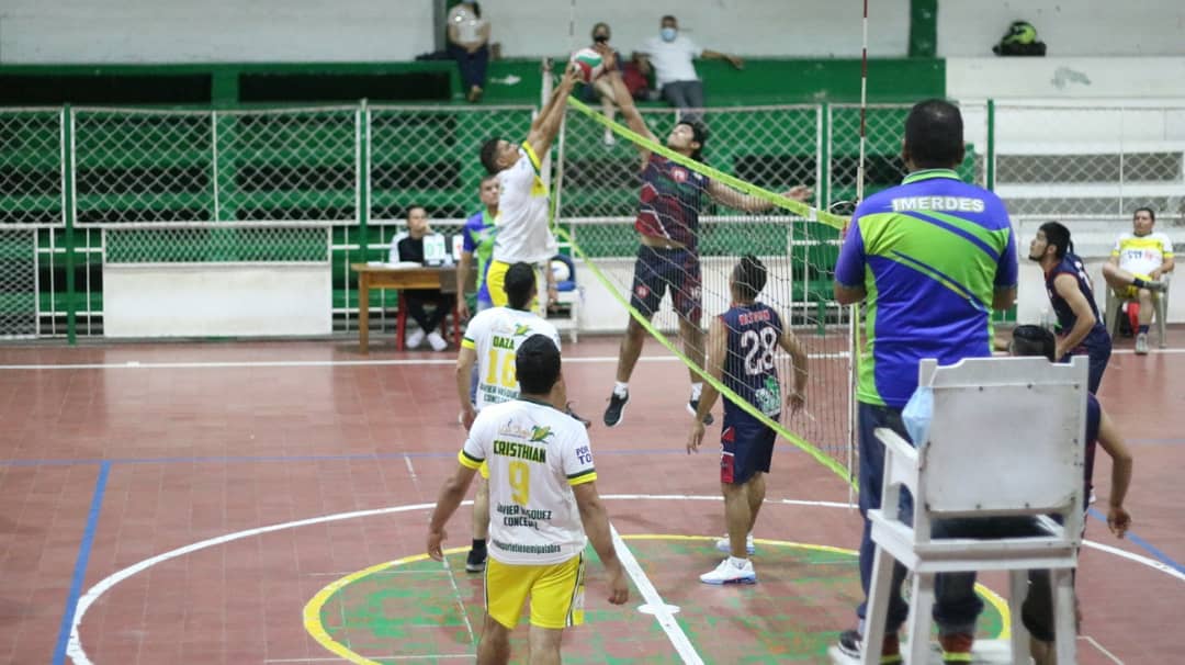 SanVicenteCh's tweet image. En #SanVicenteDeChucurí final del 1er TORNEO MUNICIPAL DE VOLEIBOL: #ElMocho, campeón/#Animetech, subcampeón/#SurticeramicasElTébol, tercero. Trofeos-efectivo. Con #IMERDES/#PortoDiModas- #CompraDeCacaoElTrébol. #SanVicenteTieneFuturo. #OscarRodríguezAlcalde.