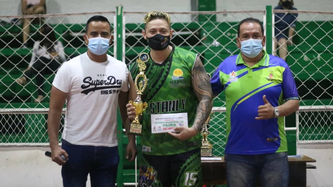 SanVicenteCh's tweet image. En #SanVicenteDeChucurí final del 1er TORNEO MUNICIPAL DE VOLEIBOL: #ElMocho, campeón/#Animetech, subcampeón/#SurticeramicasElTébol, tercero. Trofeos-efectivo. Con #IMERDES/#PortoDiModas- #CompraDeCacaoElTrébol. #SanVicenteTieneFuturo. #OscarRodríguezAlcalde.