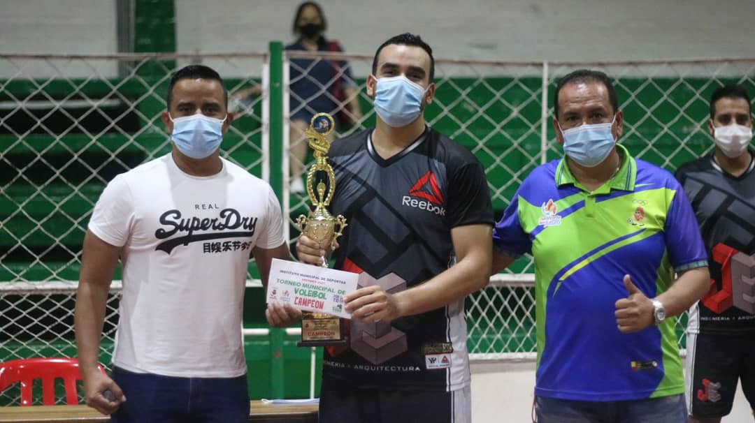 SanVicenteCh's tweet image. En #SanVicenteDeChucurí final del 1er TORNEO MUNICIPAL DE VOLEIBOL: #ElMocho, campeón/#Animetech, subcampeón/#SurticeramicasElTébol, tercero. Trofeos-efectivo. Con #IMERDES/#PortoDiModas- #CompraDeCacaoElTrébol. #SanVicenteTieneFuturo. #OscarRodríguezAlcalde.