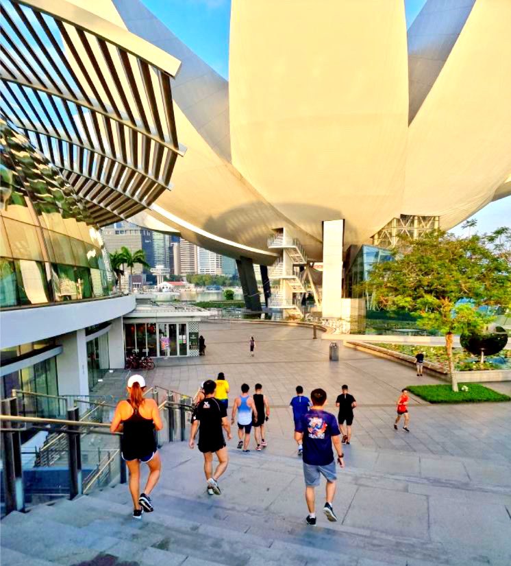 YamKeng's tweet photo. Marina Bay is a popular spot for many to have a morning run. Keep fit but also keep safe.
#runwithBYK #keepingfittogether https://t.co/uEeqzsCGuK