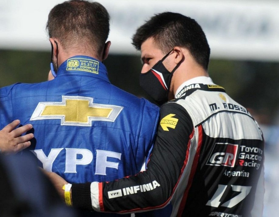 Esta foto, de la cual desconozco el autor, no precisa palabras.
Simplemente gracias por ser tan grande <a href="/canapino/">Alberto Canapino</a> 

#STC2000BA <a href="/AgustinCanapino/">Agustín Canapino 🇦🇷</a> <a href="/rossimatias/">Matias Rossi</a>