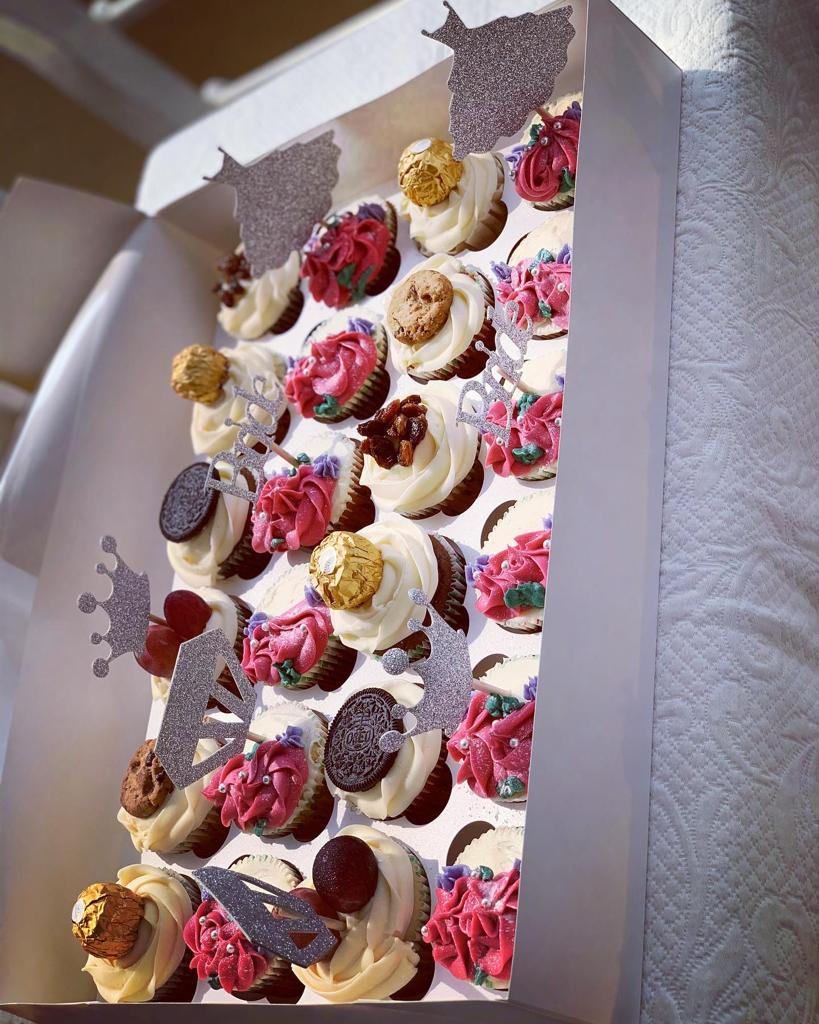 ElleTams's tweet photo. By Elle Tams👩🏽‍🍳👩🏽‍🍳👩🏽‍🍳#bakedwithlove #buttercreamfrosting #cupcakes #bridalshower #bridalshowercupcakes #yummycupcakes😋 https://t.co/9vXTNSreqb