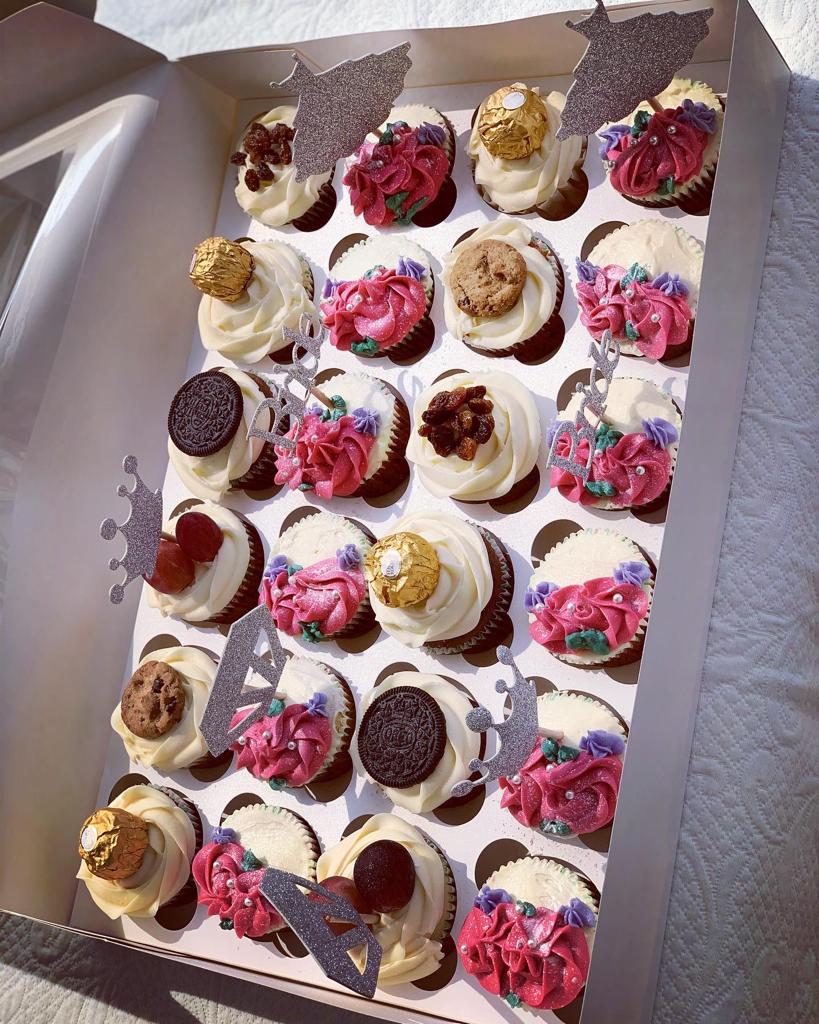 ElleTams's tweet photo. By Elle Tams👩🏽‍🍳👩🏽‍🍳👩🏽‍🍳#bakedwithlove #buttercreamfrosting #cupcakes #bridalshower #bridalshowercupcakes #yummycupcakes😋 https://t.co/9vXTNSreqb