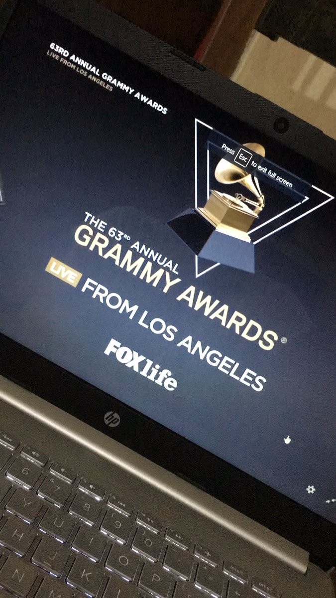 Bingung deh ini w nntnya di hypera live dr foxlife. Harusnya kan grammy mulai jam 9 wita tp ini udh mulai dr tadi... yang bener nntn dimana si please let me know