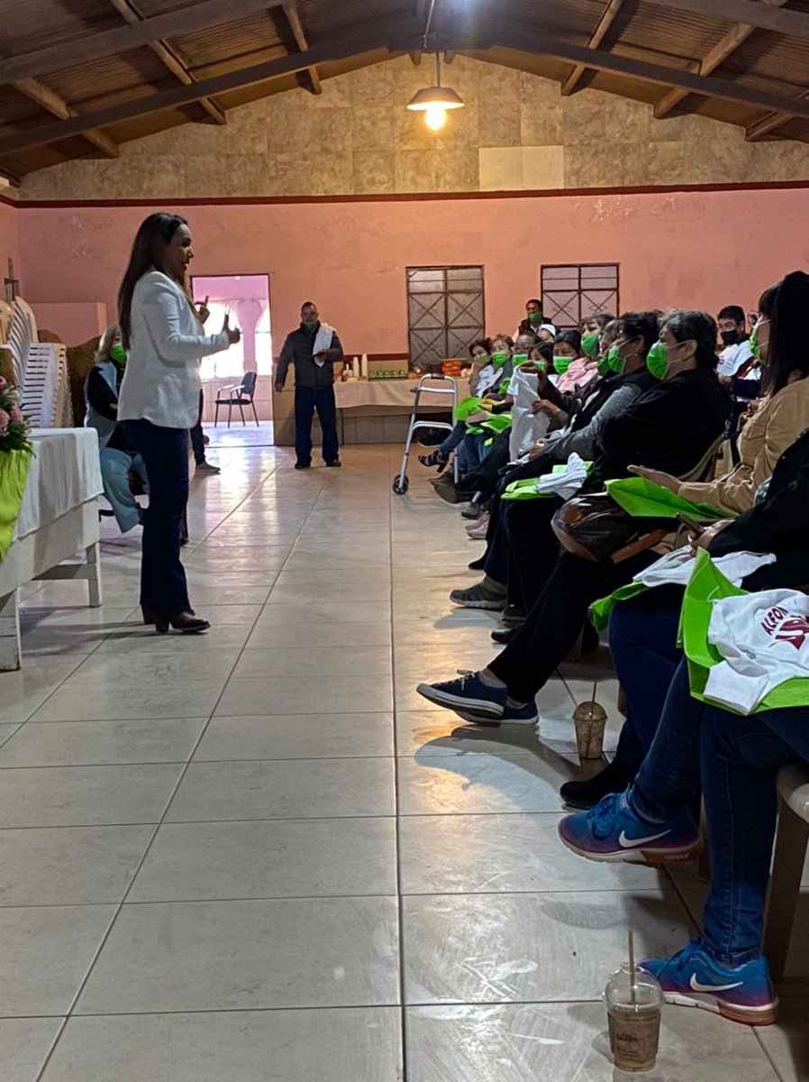 Claudiabours's tweet photo. Agradable reunión con mujeres de Huatabampo acompañada de la maestra Shirley Vázquez💚 brindando mi conferencia “Ayudémonos entre nosotras “ y apoyando a nuestro candidato a gobernador @AlfonsoDurazo @DelValleColosio 💚💚✅✅
#mujerverde
#verdefrenteporsonora
#MujerAlPoder https://t.co/fg2kpwbyg4