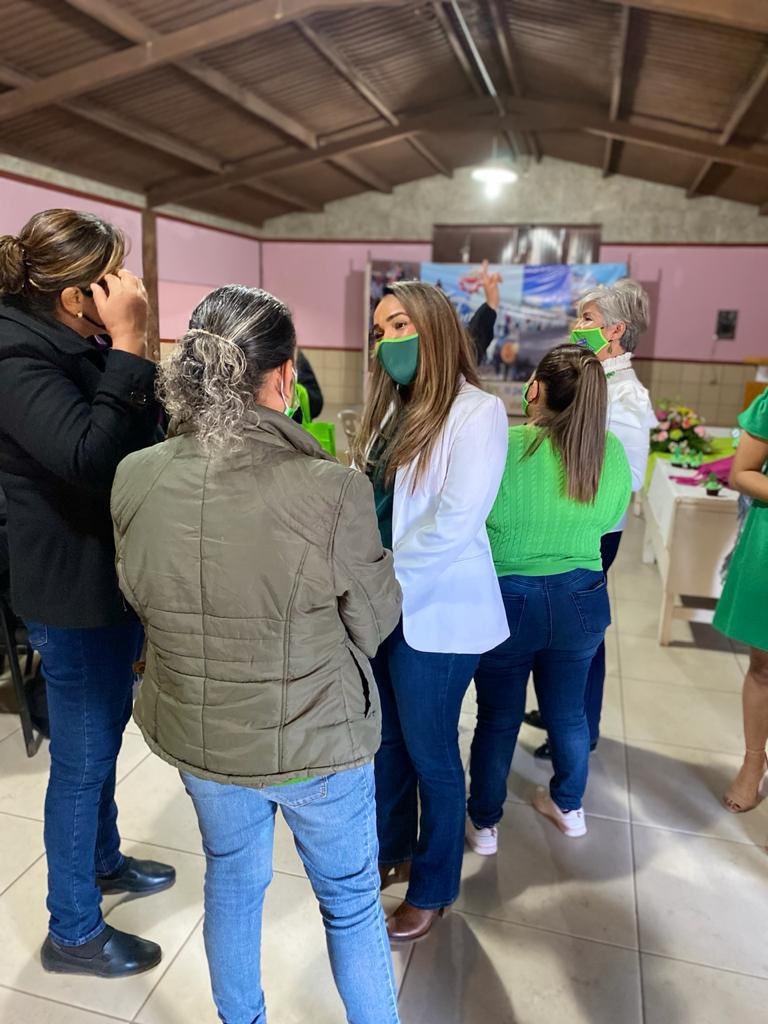 Claudiabours's tweet photo. Agradable reunión con mujeres de Huatabampo acompañada de la maestra Shirley Vázquez💚 brindando mi conferencia “Ayudémonos entre nosotras “ y apoyando a nuestro candidato a gobernador @AlfonsoDurazo @DelValleColosio 💚💚✅✅
#mujerverde
#verdefrenteporsonora
#MujerAlPoder https://t.co/fg2kpwbyg4