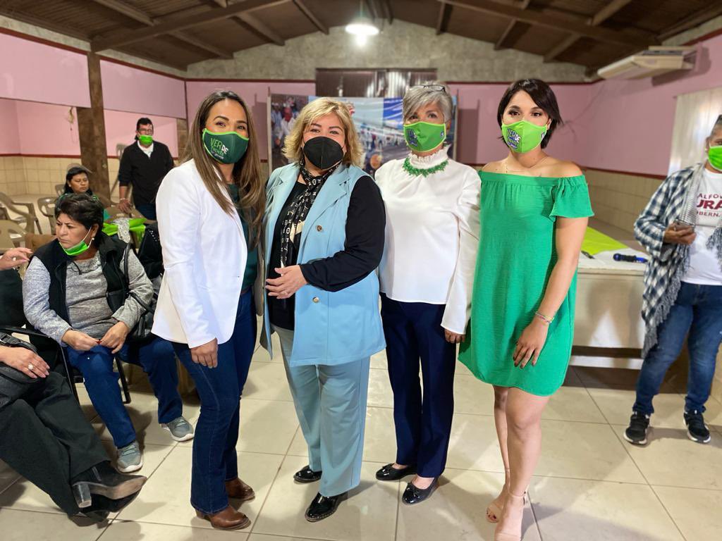 Claudiabours's tweet photo. Agradable reunión con mujeres de Huatabampo acompañada de la maestra Shirley Vázquez💚 brindando mi conferencia “Ayudémonos entre nosotras “ y apoyando a nuestro candidato a gobernador @AlfonsoDurazo @DelValleColosio 💚💚✅✅
#mujerverde
#verdefrenteporsonora
#MujerAlPoder https://t.co/fg2kpwbyg4
