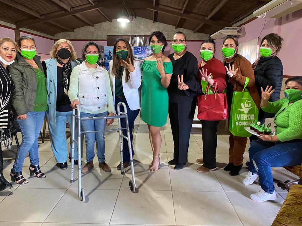 Claudiabours's tweet photo. Agradable reunión con mujeres de Huatabampo acompañada de la maestra Shirley Vázquez💚 brindando mi conferencia “Ayudémonos entre nosotras “ y apoyando a nuestro candidato a gobernador @AlfonsoDurazo @DelValleColosio 💚💚✅✅
#mujerverde
#verdefrenteporsonora
#MujerAlPoder https://t.co/fg2kpwbyg4