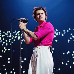 finelinebethany's tweet photo. I’m Harry Styles.        I’m Harry Styles. 
I’m 16.                         I’m 27.
I work in a                   I just won a 
bakery.                        Grammy.                             #GRAMMYs           #HarryStyles https://t.co/qRRHwMhu2X
