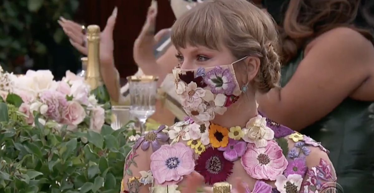 TSwiftinAsia's tweet photo. 📸 | Taylor Swift with her matching floral face mask at the #GRAMMYs 😷 

— She was applauding Harry Styles for his "Best Pop Solo Performance" win! https://t.co/YKCpix2yji