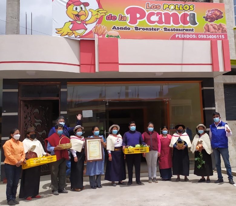 maquichimborazo's tweet photo. #Chimborazo | En la Semana por el #ConsumoResponsable las mujeres productoras junto a @Maquita_Cjusto @QUERICOES #BioRed Sumak Kawsay entrega reconocimiento a Restaurante por fomentar el Consumo de Productos Agroecológicos. @eLankidetza @caritas_bizkaia @ideas_es #35AñosMaquita https://t.co/9OvW3TYSN6