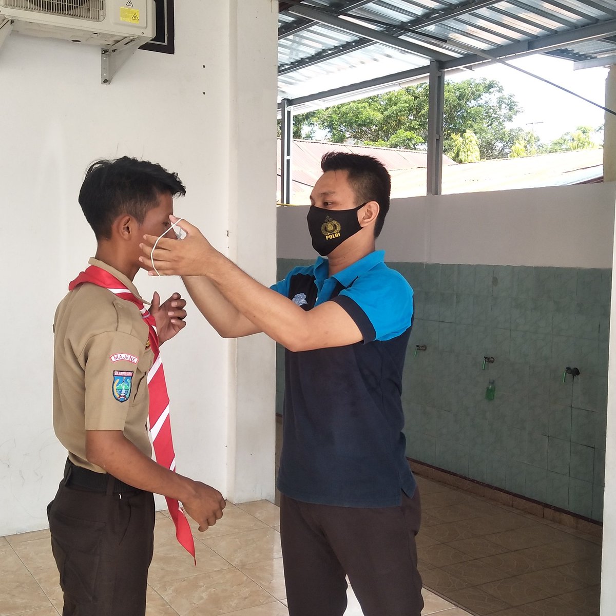 satlantasmajene's tweet photo. Giat Pembagian Masker Sat Lantas Polres Majene kepada Masyarakat Majene https://t.co/5r7QsAwuvW