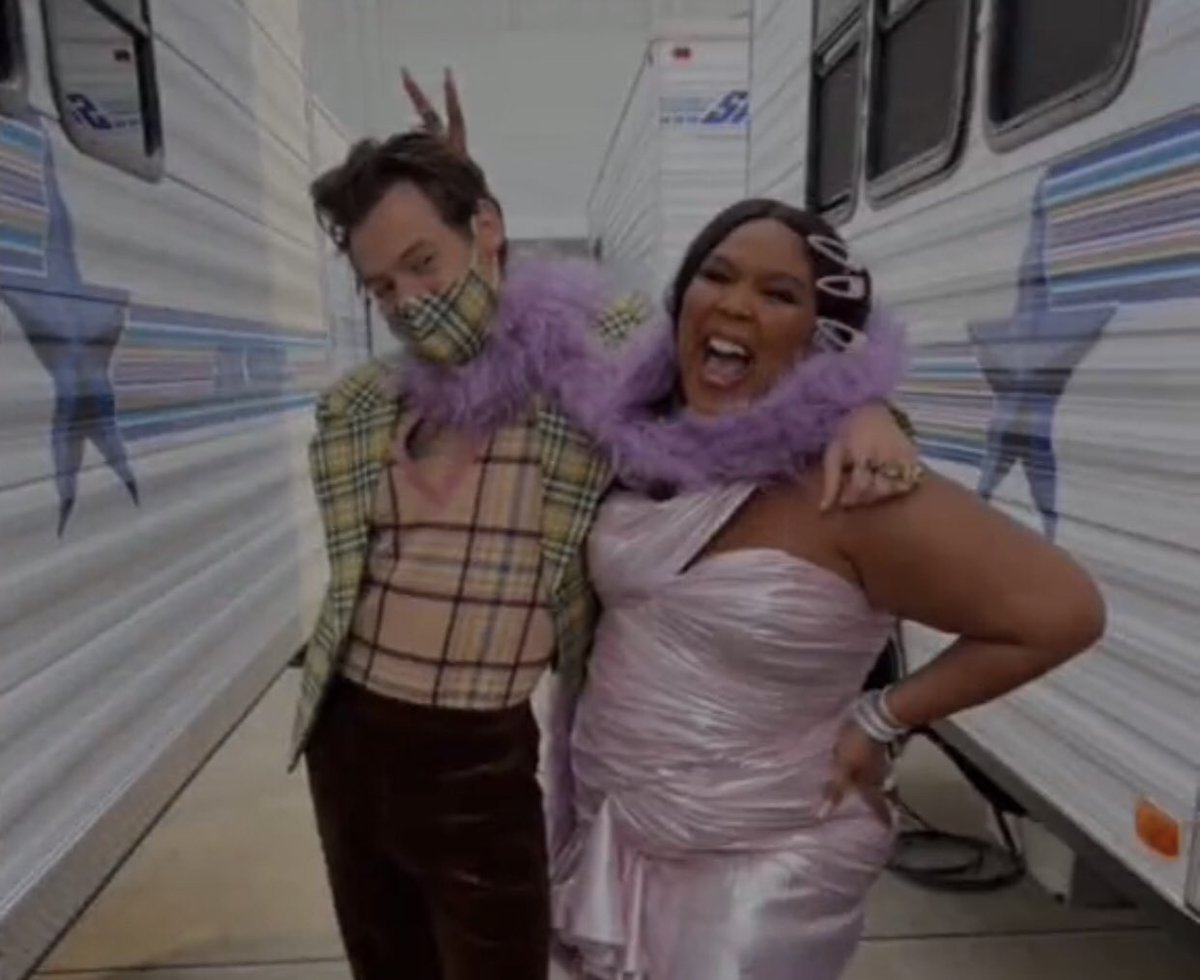 ystylesl's tweet photo. HARRY AND LIZZO #GRAMMYs https://t.co/G07zeX0f27
