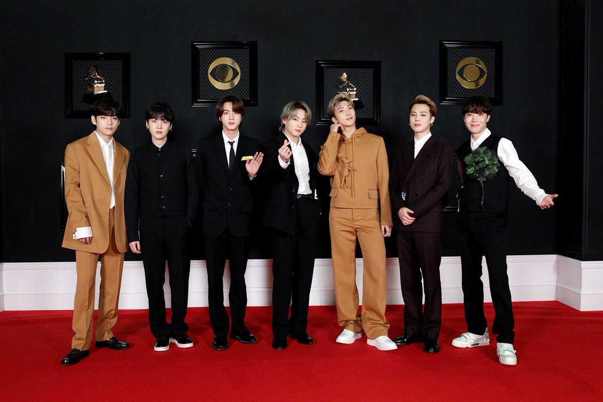 suswnoo's tweet photo. ta tudo bem, vocês não precisam desse prêmio idiota, tudo roubado
#WeLoveYouBTS
#BTSOurGreatestPrize
@BTS_twt 
@NevesU3u 
@APENASumaARMY77 https://t.co/UyqeBNplXA