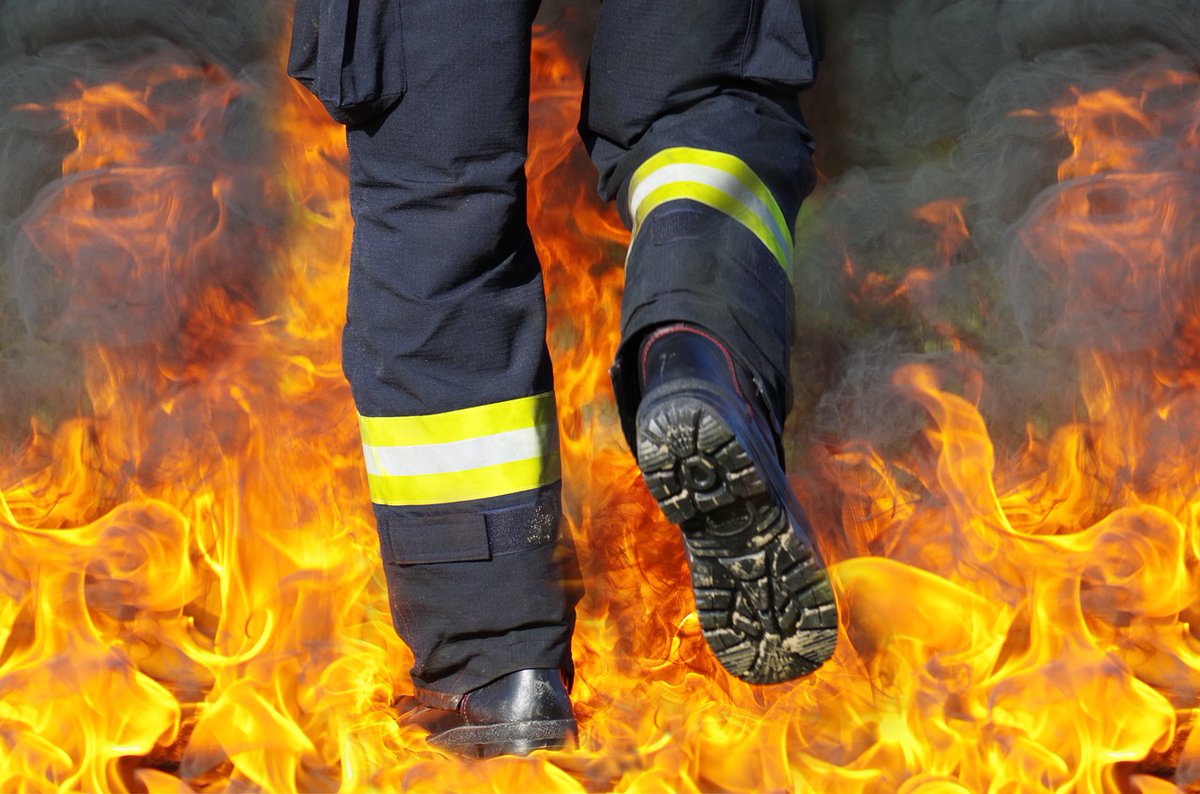 Grote brand in autosloperij in Heeze onder controle, NL-Alert verstuurd vanwege rook Lees verder op:..