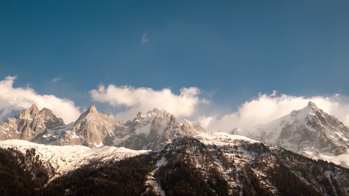 Aiguilles of the Chamonix massif bathing in some warm afternoon mountain light ❄️🌤

#fujifilm #fujifeed #fujifilmxseries
#fujifilmx_au #fujifilmx_fr #sunsetgram #mountainlovers #cinematicphotography #cloudlovers 
#aiguillesdechamonix #chamonix #hautesavoie #montblanc