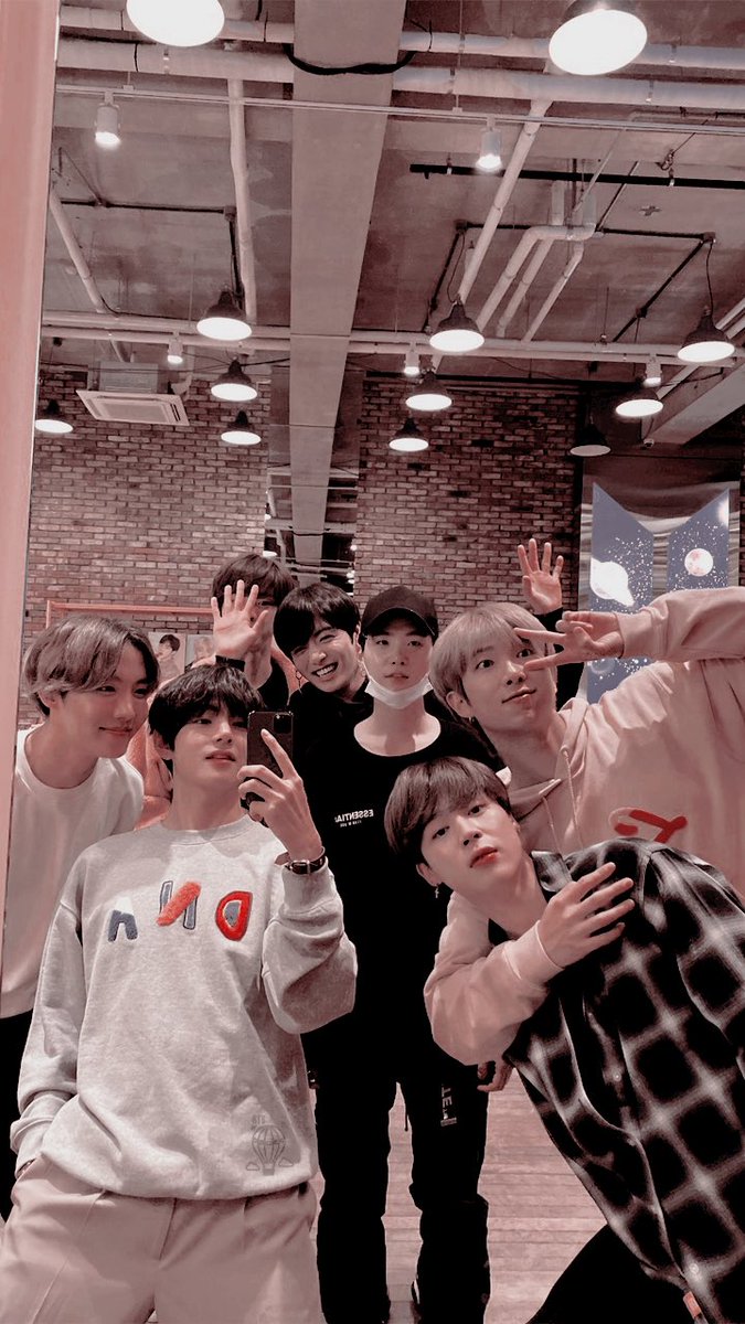 swanofshadows's tweet photo. Realmente me duele ver cómo son ellos los que nos consuelan, cuando se que también ha debido de dolerles, nadie merece más este premio que ellos y espero que sepan lo mucho que valen 💜 #LightItUpBTS  #BTSOurGreatestPrize  @BTS_twt https://t.co/RQnmt8g2jY