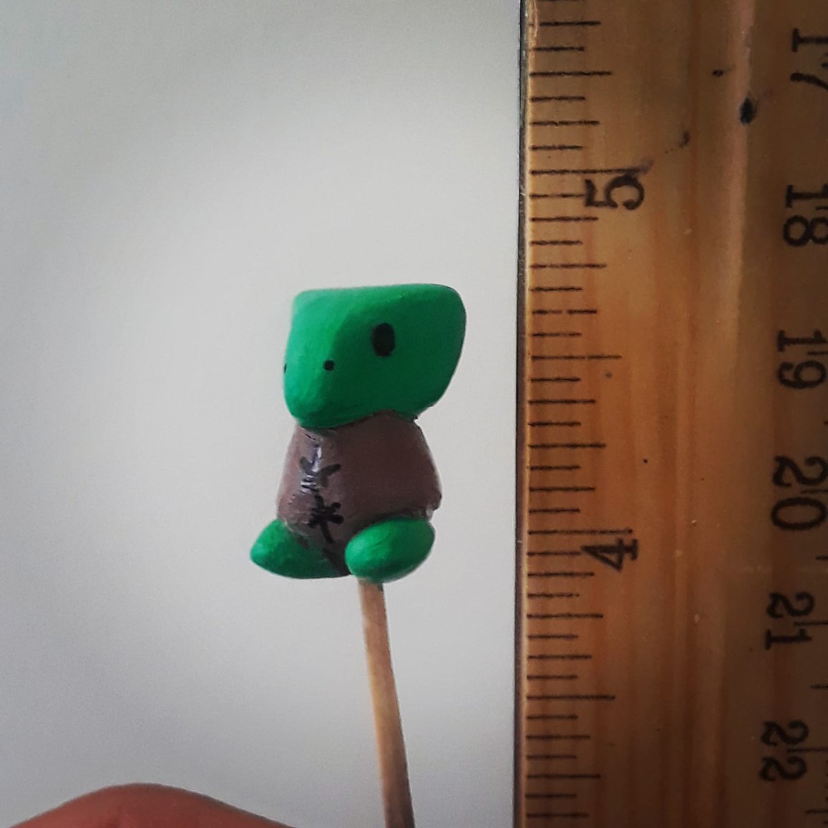 DABurgosART's tweet photo. Did someone say CUTE LITTLE GOBLIN?
You can't make a custom figurine without accessories.
Check out my previous post to see the companion piece for this guy.
#wip #paint #toy #customize #jocrap #jocat #art #craft #youtube #dungeonsanddragons #monster #goblin #cute #clay https://t.co/84lPGmP8HL