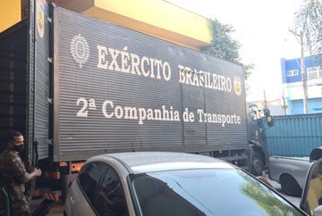 exercitooficial's tweet photo. No dia 13 de março, tropas do @cmse_exercito e da @fab_oficial transportaram 50 cilindros de oxigênio até Rio Branco (AC). O oxigênio será utilizado no tratamento de pacientes com #Covid19 no Acre: https://t.co/p4IvFGi8Rn
#EBpreservandovidas
#MãoAmiga https://t.co/8jhxl24kJO