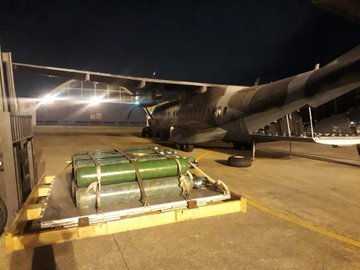 exercitooficial's tweet photo. No dia 13 de março, tropas do @cmse_exercito e da @fab_oficial transportaram 50 cilindros de oxigênio até Rio Branco (AC). O oxigênio será utilizado no tratamento de pacientes com #Covid19 no Acre: https://t.co/p4IvFGi8Rn
#EBpreservandovidas
#MãoAmiga https://t.co/8jhxl24kJO