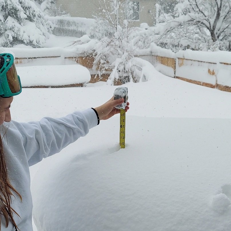 21" now in west #FortCollins. While shoveling, we discovered the bottom 3" is actually snowcrete.
 #goodifitdoesntkillyou #cowx