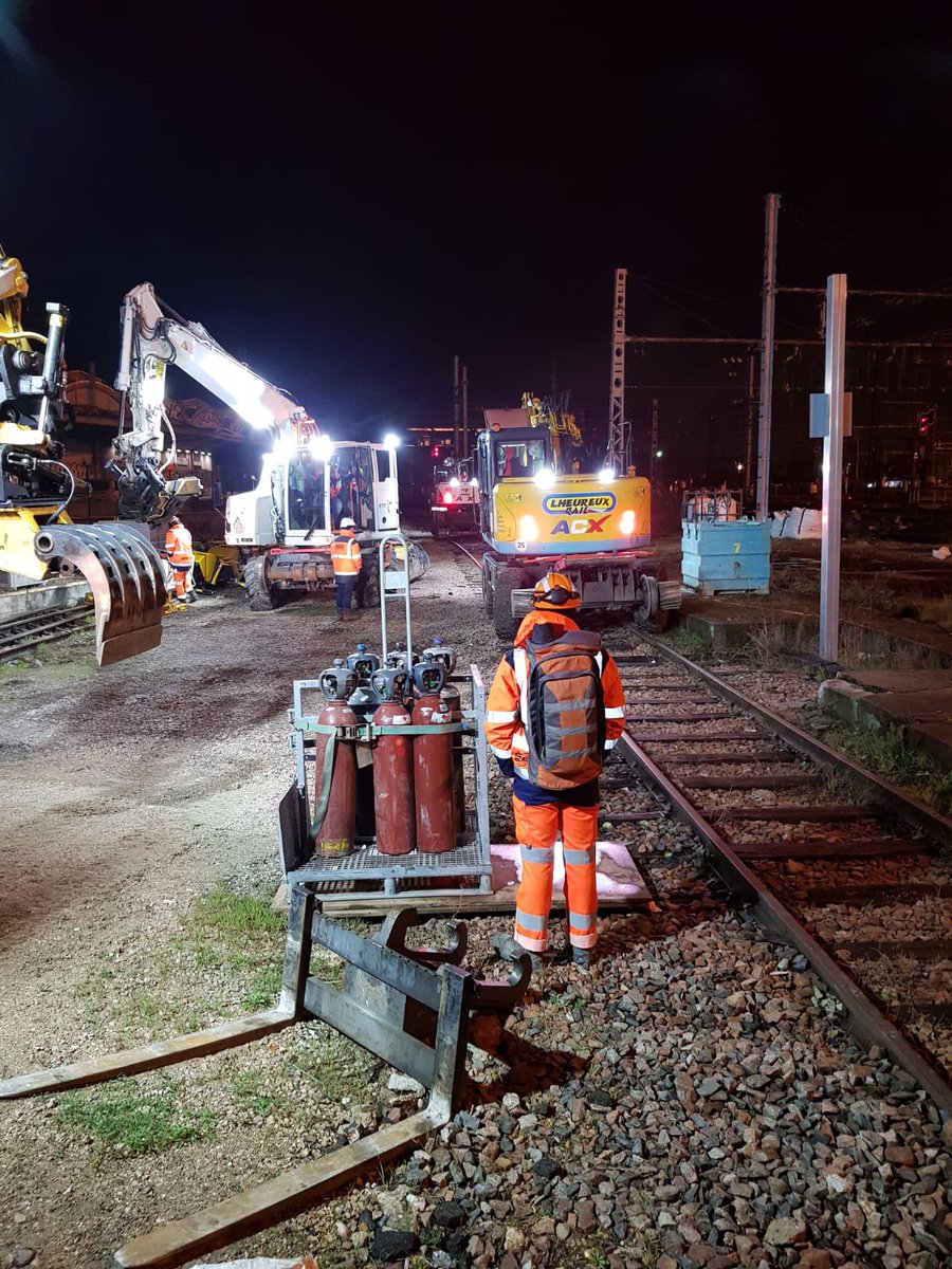 SabouraultSNCF's tweet photo. Week-end Castor: massification d opérations de maintenance : cœurs d appareils de voie, demi aiguillages, plus de 1000m de rails, une dizaine de JIC...
Merci aux équipes de l UP mixte de Paris Gare de Lyon #IPSE de @SNCFReseau , et à @ETF https://t.co/NxjiODYdKo