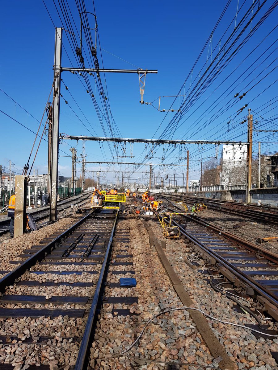 SabouraultSNCF's tweet photo. Week-end Castor: massification d opérations de maintenance : cœurs d appareils de voie, demi aiguillages, plus de 1000m de rails, une dizaine de JIC...
Merci aux équipes de l UP mixte de Paris Gare de Lyon #IPSE de @SNCFReseau , et à @ETF https://t.co/NxjiODYdKo