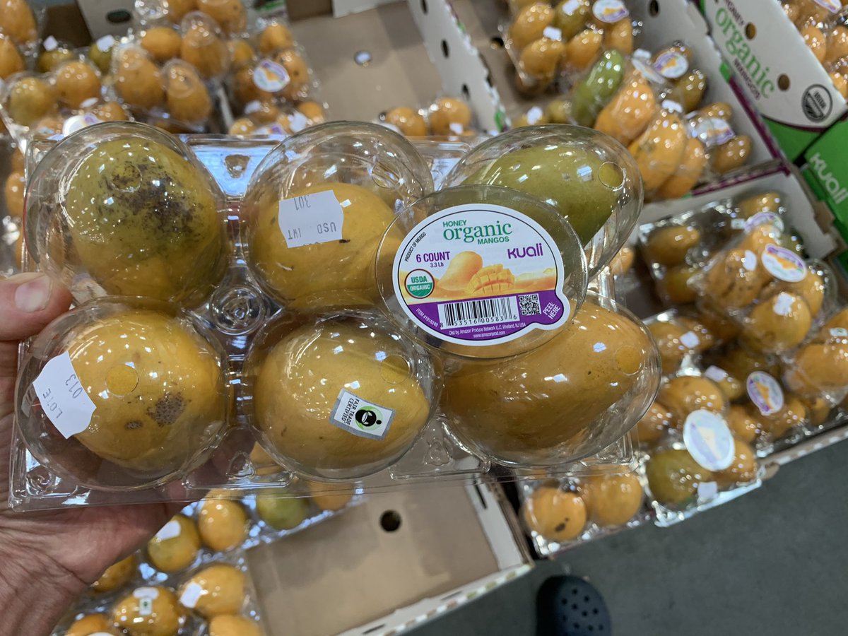 ChrisLandauUSA's tweet photo. Los mangos 🇲🇽 fueron para mí una gran revelación—las mejores que jamás había probado. Así que me dió mucho placer encontrar hoy en Costco no tan solo el petacón (mi favorito) sino también el ataulfo, todos de Oaxaca. ¡Más comercio agrícola! 🥭 https://t.co/PcaVzCqLQl