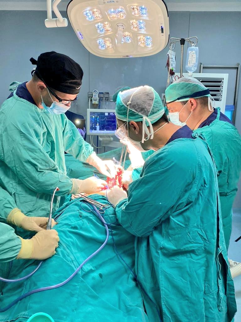 Imágenes de las sesiones de trabajo del equipo médico israelí atendiendo a los damnificados por las explosiones en Bata. Cualquier persona que desee ser atendida, incluso tras el alta, puede pasar de lunes a sábado de 9 a 16 horas en el Centro Médico la Paz. 
#TodosSomosBata