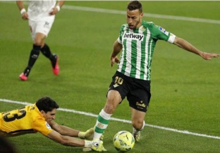 RafaaSev's tweet photo. @rfef No me creo que estas jugadas no se revisen en el VAR e independientemente de si se revisa o no.. el juez de campo en este caso Mateu, hace caso omiso de una revisión? Cuando no ha permitido ni una protesta sancionado todas? Minuto 8... menuda verguenza https://t.co/eFdNxqtL3N