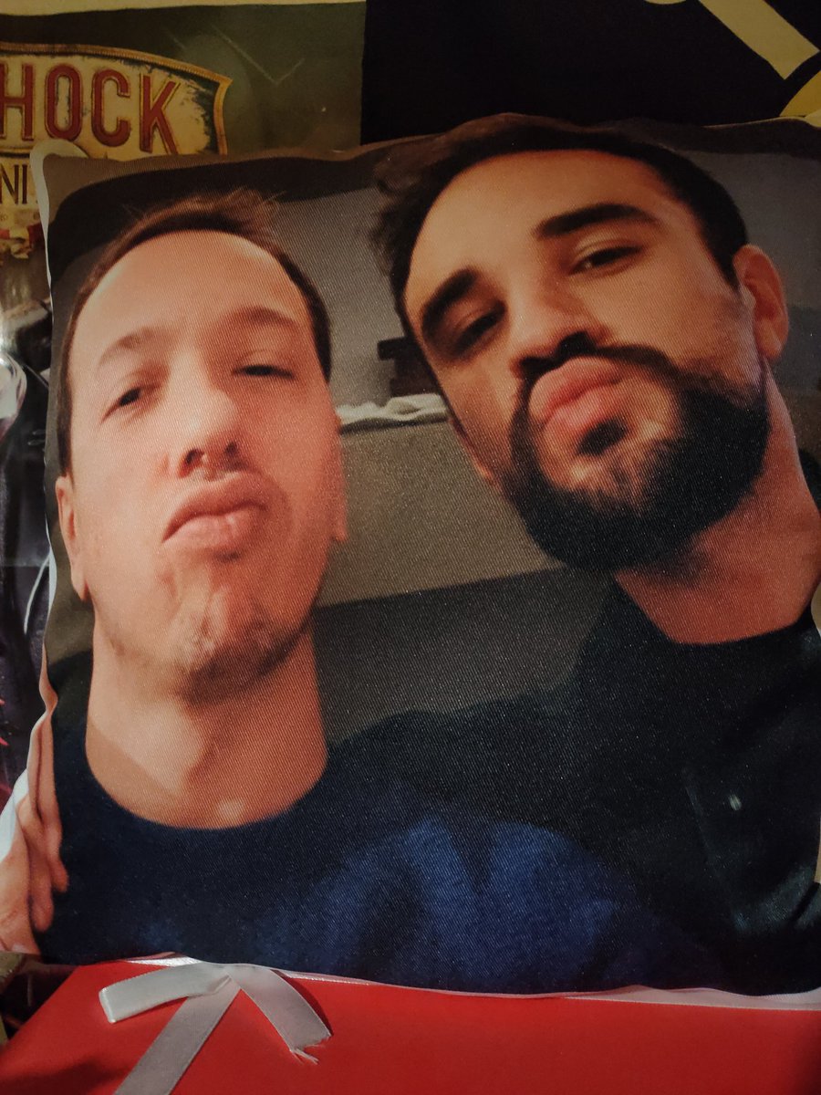 Uno de los mejores regalos que me han hecho para mi cumpleaños. No hay nada mejor que tener a tus padres en un cojín sjjshajaha