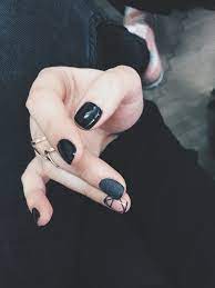 почему нельзя черные ногти. длинные черные матовые ногти. почему нельзя черные ногти. Chanel 219 black satin. красят черным короткие ногти.