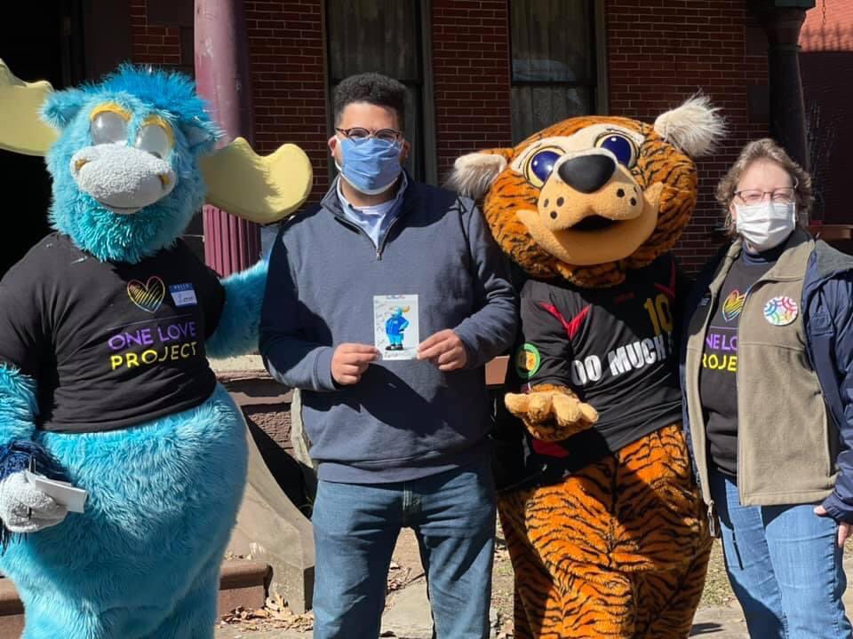 MuchZoo's tweet photo. Today’s clothing giveaway provided items for more than 700 people! 

Thank you to our friends at One Love Project, The LGBT Center of Greater Reading, Cosplayers Care, Aero The Wolf, Rep. Manny Guzman, Mayor Eddie Moran and all of the other supporters and volunteers. https://t.co/SylMii81Gc