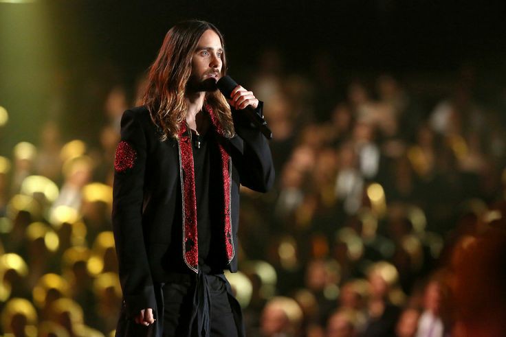 джаред лето поет. солист 30 seconds to mars джаред лето. джаред лето. гитара джареда лето артемида. джаред лето сейчас.