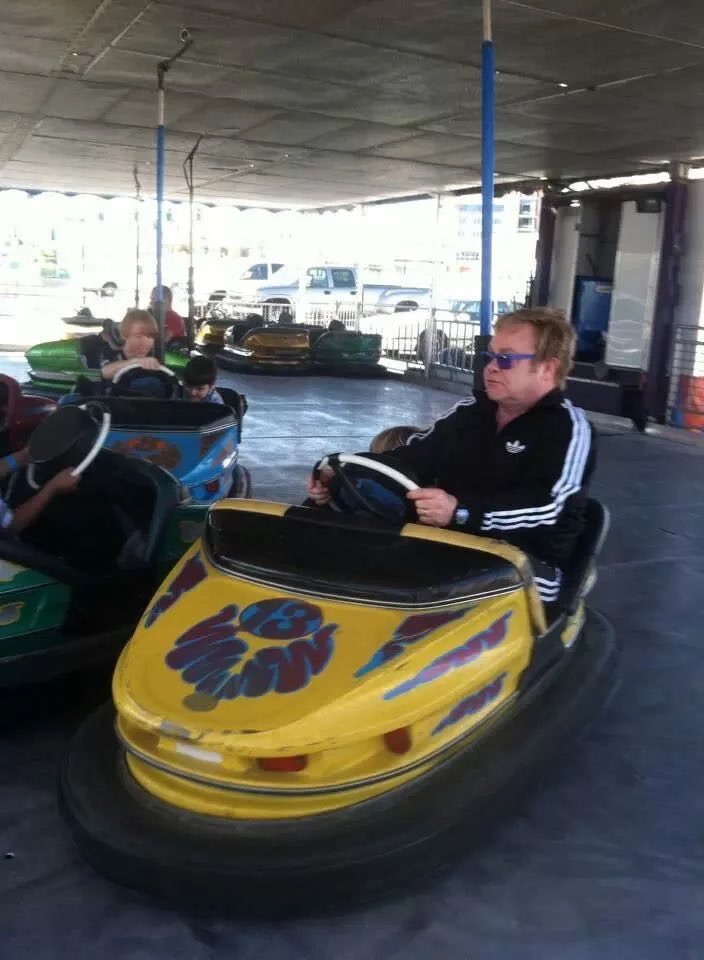 skylinepigeonn's tweet photo. elton john on his way to the grammys after they snubbed phoebe https://t.co/LcnL6jH0BR