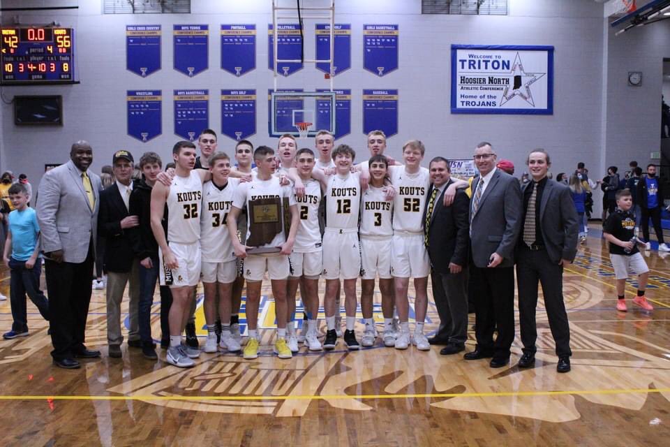 MustangBasketb1's tweet photo. So much fight in these guys. Regional Champs for 3 rd time in school history. Semi-State Saturday in Lafayette @ noon CST. Good things happen when teams come together and play for each other. 🖤💛🏀 #IAM3 #MustangPride #RunAsOne #Champions https://t.co/Pmy05J5sU7