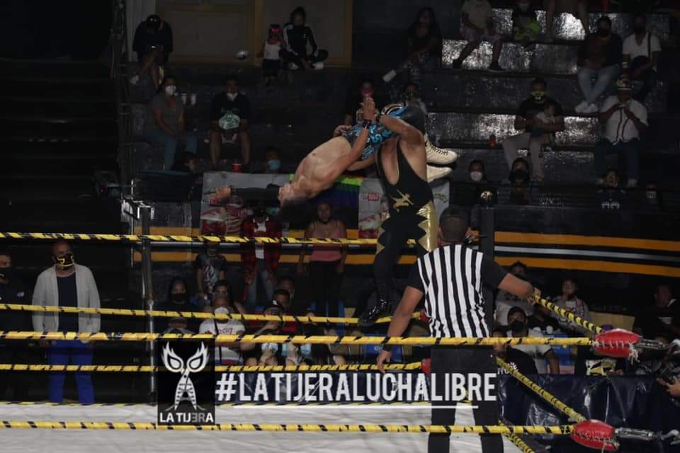 LaTijeraLucha's tweet photo. El primer duelo de la tarde en la #ArenaNaucalpan es para el joven del #ChuntaroStyle ante el hombre de los aros olímpicos, por medio de una "canadian destroyer" cuando la mayoría de la batalla fue a ras de lona.
Buen encuentro entre #Chicanito Vs #GuerreroOlimpico
#latijera https://t.co/LBaQEdbNJc