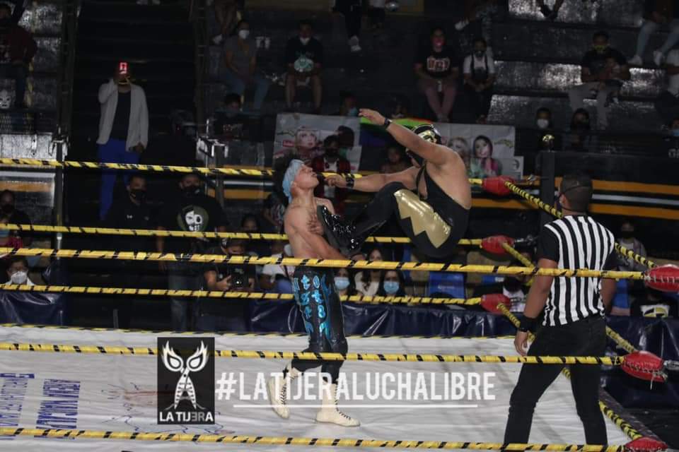 LaTijeraLucha's tweet photo. El primer duelo de la tarde en la #ArenaNaucalpan es para el joven del #ChuntaroStyle ante el hombre de los aros olímpicos, por medio de una "canadian destroyer" cuando la mayoría de la batalla fue a ras de lona.
Buen encuentro entre #Chicanito Vs #GuerreroOlimpico
#latijera https://t.co/LBaQEdbNJc