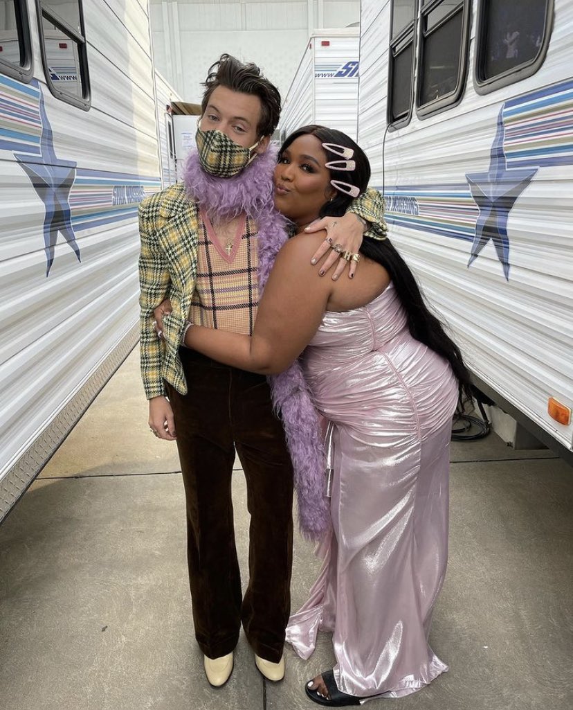 HarryArgentina's tweet photo. HARRY CON LIZZO ESTA NOCHE 😍💗 EN LOS #GRAMMYs https://t.co/31t530Kjvh