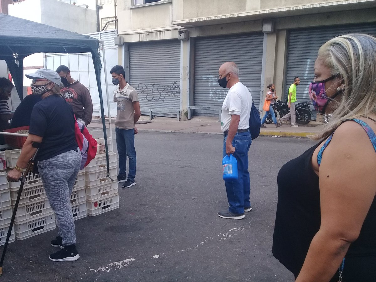 clapuertoescon1's tweet photo. #PescadoresDeLaPatria Seguimos con la jornada venta de proteína en la comunidad gracias al enlace de Ana Caraballo al responsable de los clap del eje 5 y a la vocera de Alimentación Maripily Pérez @NicolasMaduro @YazminPsuv @SanJuanPSUV @CLAP_PQ_SANJUAN @juaneje5 @ZamarisRamon https://t.co/fDiIPamHvm