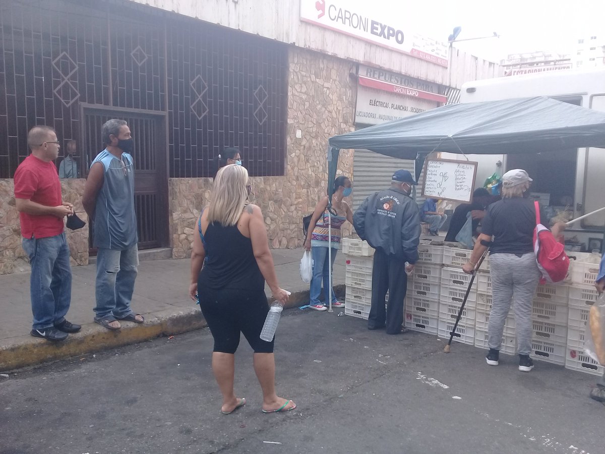 clapuertoescon1's tweet photo. #PescadoresDeLaPatria Seguimos con la jornada venta de proteína en la comunidad gracias al enlace de Ana Caraballo al responsable de los clap del eje 5 y a la vocera de Alimentación Maripily Pérez @NicolasMaduro @YazminPsuv @SanJuanPSUV @CLAP_PQ_SANJUAN @juaneje5 @ZamarisRamon https://t.co/fDiIPamHvm