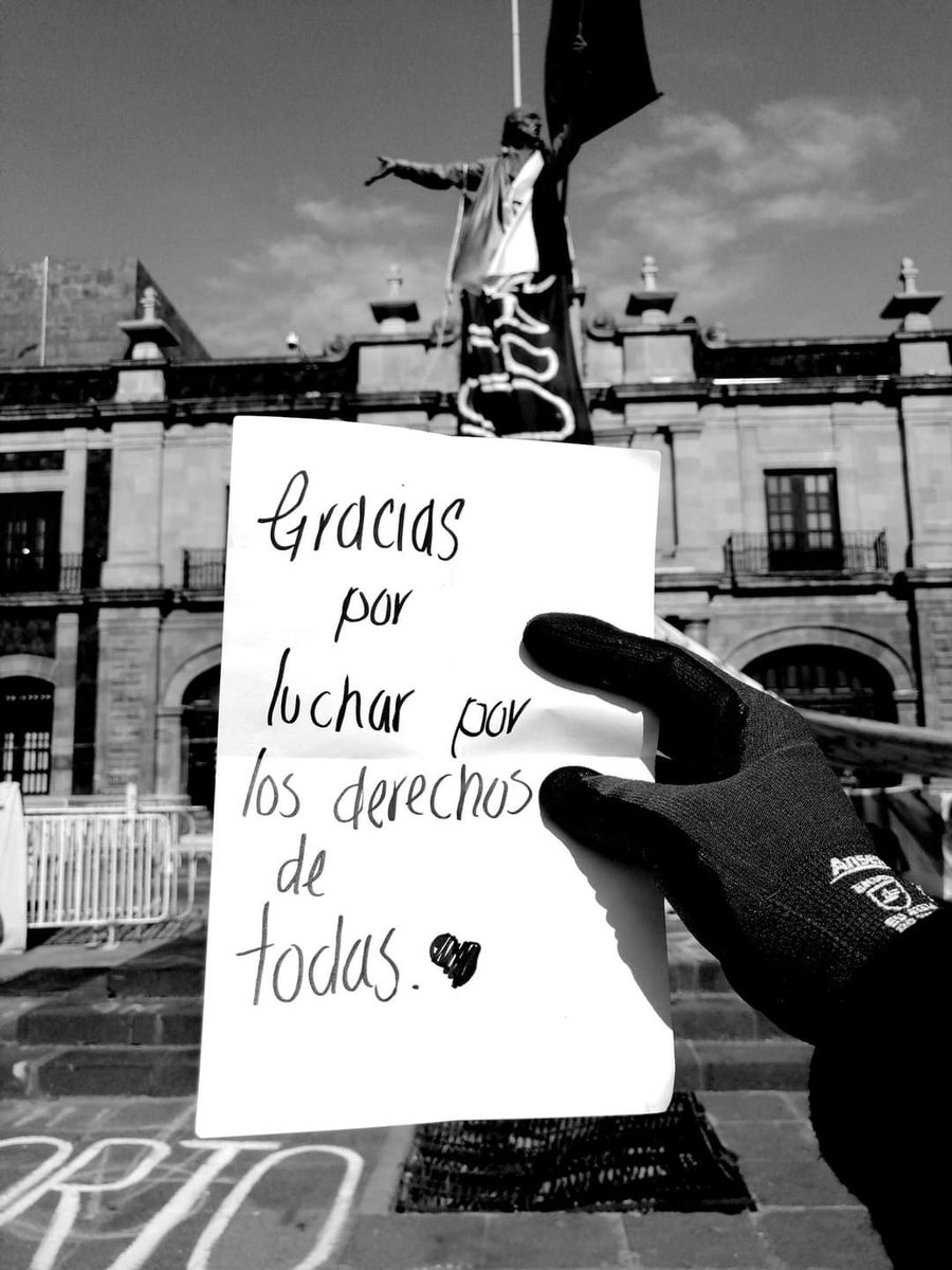 Seguimos en la resistencia del plantón en la Camara de Diputados Toluca por la Legalización del aborto. 
Gracias por caerle y por dejarnos estos mensajes.
#SeraLey
#Edomex
#radfem #RedVioletaMexiquense
#TomaCamaradeDiputadosToluca