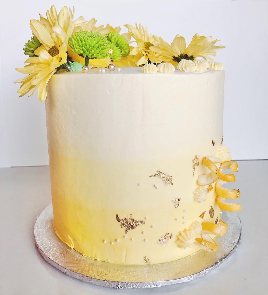 perfectbatch_to's tweet photo. Happy ☀️day!
I hope this cake brings extra sunshine to your day💜
🎂Lemon blueberry🫐cake w/lemon buttercream &amp; lemon curd filling🍋 https://t.co/2PPug6I2co