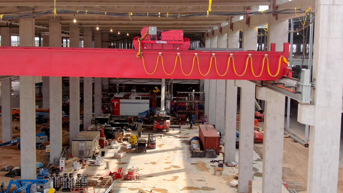 gailalfaratx's tweet photo. A laid back afternoon at massive Giga Texas with walls going in (inside &amp; out) and preparations for testing the Giga Press furnace next week are underway (speculation based on the LNG tanks)!
📷@peterdog15 https://t.co/QJBzLagJBH